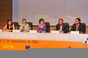 Encarnación Pérez (IU), Hugo Morán (PSOE), Luis Partida (PP) y Joaquín Peribañez (PAR), en la mesa de representanes de partidos políticos, junto a la Secretaria General de la FEMP, Isaura Leal (en el centro)